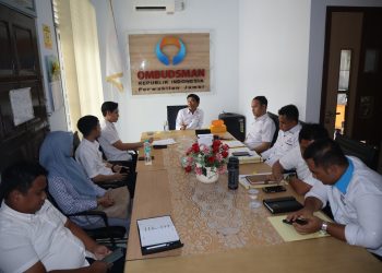 Tim Ombudsman RI Perwakilan Jambi saat melakukan pemeriksaan lapangan terkait dugaan maladministrasi layanan adminduk di Kecamatan Renah Mendaluh, Tanjung Jabung Barat. (Dok: Rahmat)