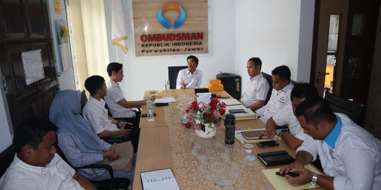 Tim Ombudsman RI Perwakilan Jambi saat melakukan pemeriksaan lapangan terkait dugaan maladministrasi layanan adminduk di Kecamatan Renah Mendaluh, Tanjung Jabung Barat. (Dok: Rahmat)