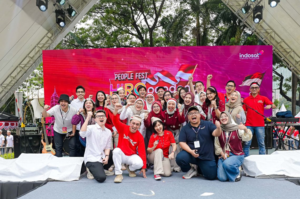 Manajemen dan karyawan Indosat Ooredoo Hutchison berpose dalam momen perayaan pencapaian sebagai satu-satunya perusahaan telekomunikasi Indonesia yang masuk daftar Fortune 100 Best Companies to Work For 2025. Jakarta, 11 Desember 2025. (Dok: Indosat Ooredoo Hutchison)