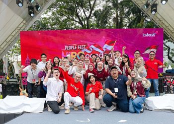 Manajemen dan karyawan Indosat Ooredoo Hutchison berpose dalam momen perayaan pencapaian sebagai satu-satunya perusahaan telekomunikasi Indonesia yang masuk daftar Fortune 100 Best Companies to Work For 2025. Jakarta, 11 Desember 2025. (Dok: Indosat Ooredoo Hutchison)