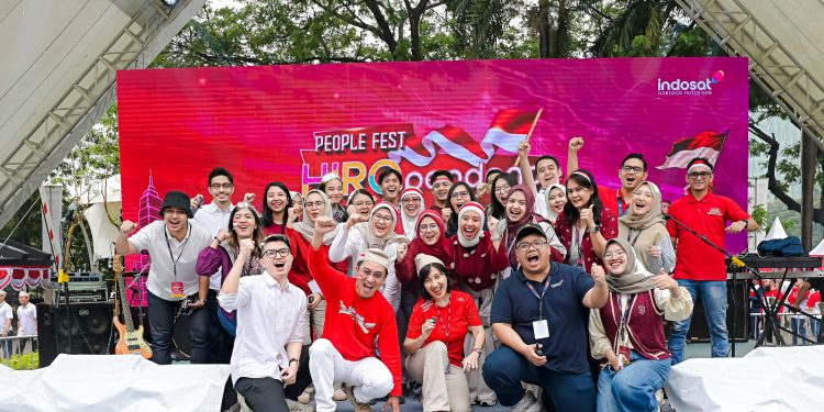 Manajemen dan karyawan Indosat Ooredoo Hutchison berpose dalam momen perayaan pencapaian sebagai satu-satunya perusahaan telekomunikasi Indonesia yang masuk daftar Fortune 100 Best Companies to Work For 2025. Jakarta, 11 Desember 2025. (Dok: Indosat Ooredoo Hutchison)
