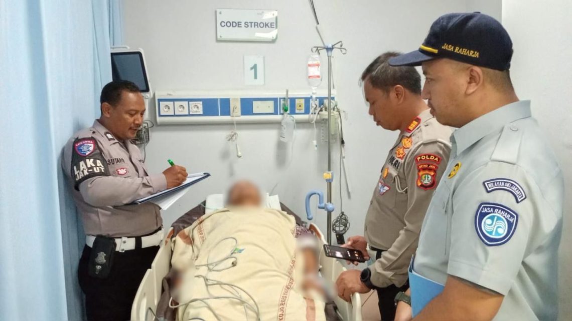 Petugas kepolisian dan Jasa Raharja mendata korban kecelakaan di ruang perawatan RSUD, setelah insiden minibus yang menabrak siswa dan guru di SDN Kalibaru 01 Pagi, Cilincing, Jakarta Utara, Kamis (11/12/2025). (Dok: Humas Jasa Raharja)