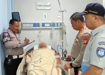 Petugas kepolisian dan Jasa Raharja mendata korban kecelakaan di ruang perawatan RSUD, setelah insiden minibus yang menabrak siswa dan guru di SDN Kalibaru 01 Pagi, Cilincing, Jakarta Utara, Kamis (11/12/2025). (Dok: Humas Jasa Raharja)
