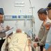 Petugas kepolisian dan Jasa Raharja mendata korban kecelakaan di ruang perawatan RSUD, setelah insiden minibus yang menabrak siswa dan guru di SDN Kalibaru 01 Pagi, Cilincing, Jakarta Utara, Kamis (11/12/2025). (Dok: Humas Jasa Raharja)