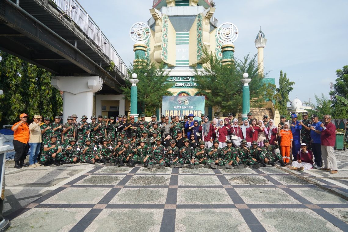 Ratusan personel TNI, Polri, instansi pemerintah, dan masyarakat bergotong royong membersihkan kawasan Gentala Arasy dalam Karya Bakti Korem 042/Gapu memperingati Hari Juang TNI AD ke-80, Jumat (12/12/2025). (Dok: Alpin)