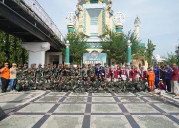 Ratusan personel TNI, Polri, instansi pemerintah, dan masyarakat bergotong royong membersihkan kawasan Gentala Arasy dalam Karya Bakti Korem 042/Gapu memperingati Hari Juang TNI AD ke-80, Jumat (12/12/2025). (Dok: Alpin)