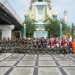 Ratusan personel TNI, Polri, instansi pemerintah, dan masyarakat bergotong royong membersihkan kawasan Gentala Arasy dalam Karya Bakti Korem 042/Gapu memperingati Hari Juang TNI AD ke-80, Jumat (12/12/2025). (Dok: Alpin)