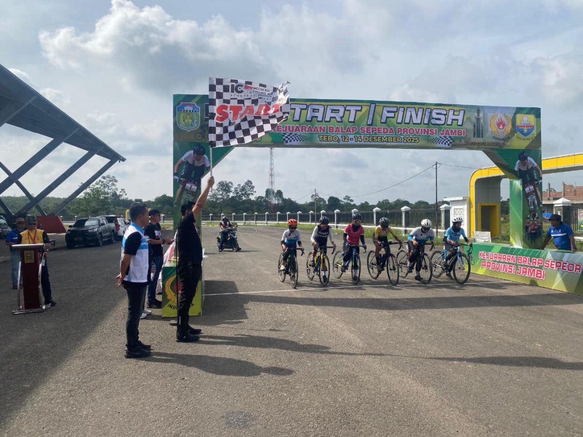 Ketua Pengprov ISSI Jambi, AKBP Ali Sadikin, bersama pejabat daerah membuka Kejurprov Balap Sepeda FSI Jambi 2025 di Gedung KONI Kabupaten Tebo, Jumat (12/12/2025).