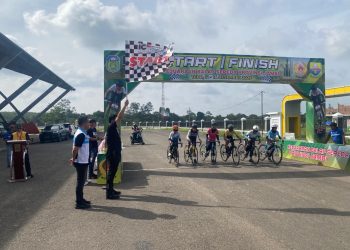Ketua Pengprov ISSI Jambi, AKBP Ali Sadikin, bersama pejabat daerah membuka Kejurprov Balap Sepeda FSI Jambi 2025 di Gedung KONI Kabupaten Tebo, Jumat (12/12/2025).