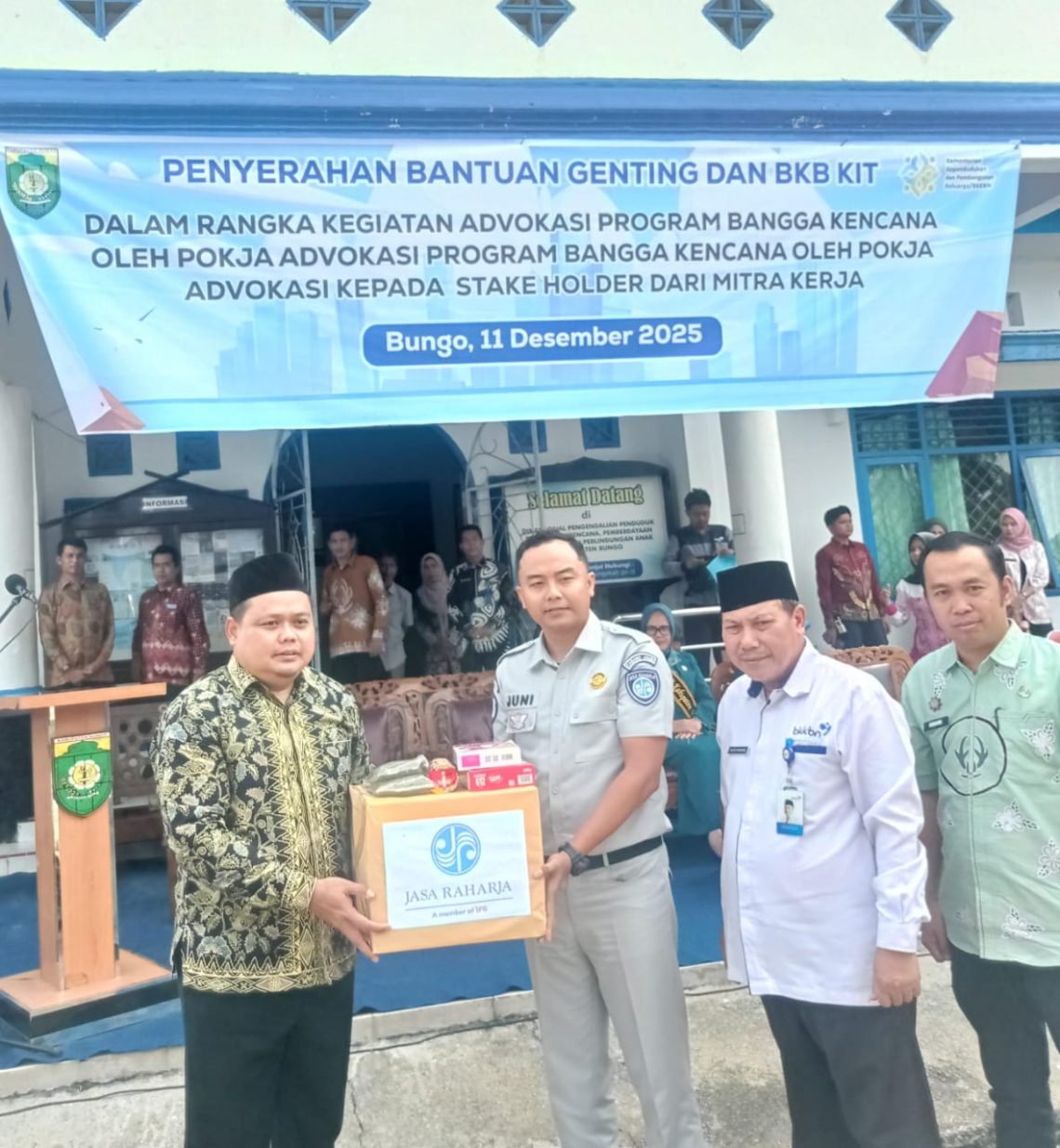 Wakil Bupati Bungo bersama jajaran Jasa Raharja, BKKBN, dan penerima manfaat berfoto seusai penyerahan paket nutrisi Program GENTING untuk pencegahan stunting di Kabupaten Bungo, Kamis (11/12/2025). (Dok. Humas Jasa Raharja)