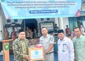 Wakil Bupati Bungo bersama jajaran Jasa Raharja, BKKBN, dan penerima manfaat berfoto seusai penyerahan paket nutrisi Program GENTING untuk pencegahan stunting di Kabupaten Bungo, Kamis (11/12/2025). (Dok. Humas Jasa Raharja)