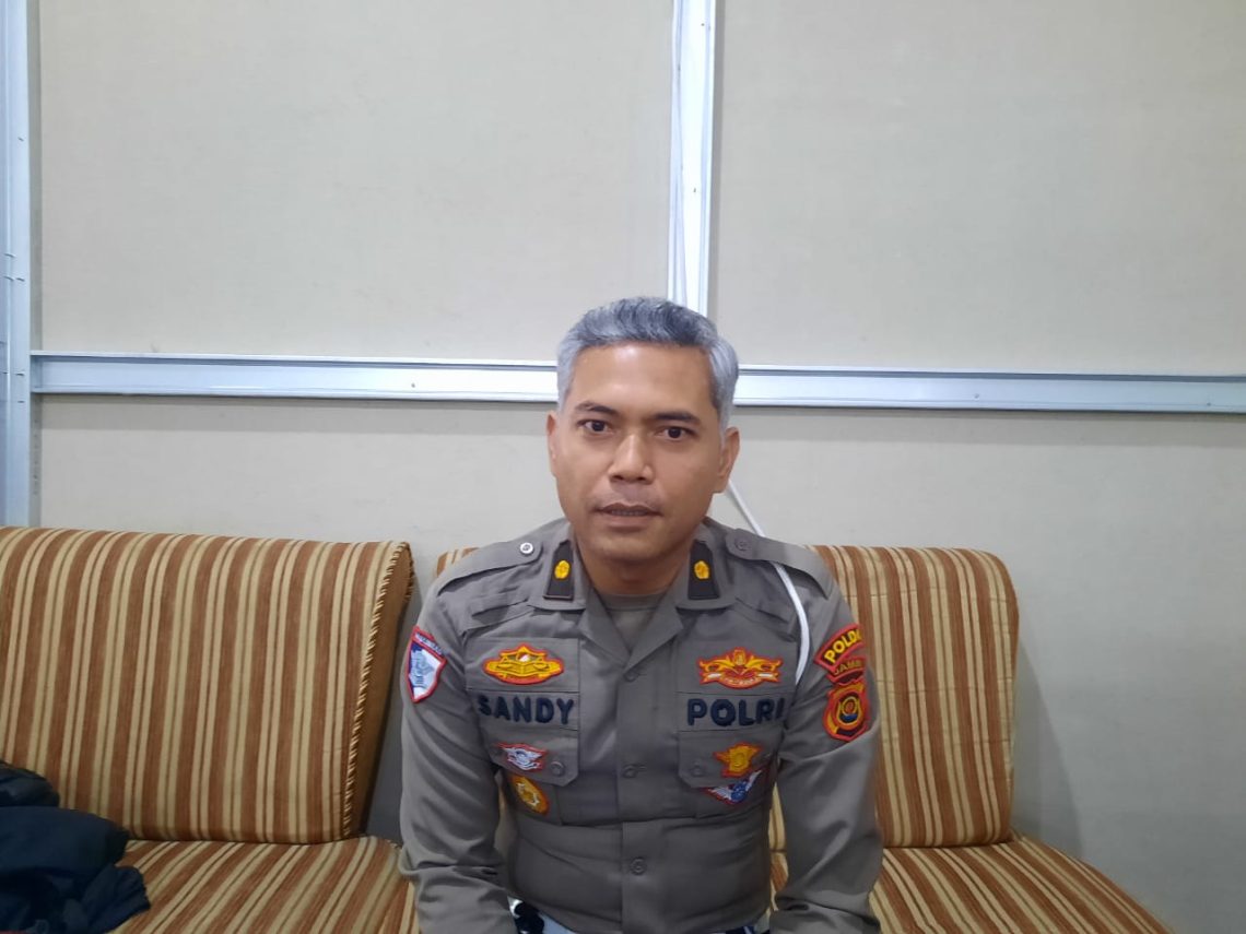 Kasubdit Gakkum Ditlantas Polda Jambi, Kompol Sandy Mutaqqin, saat memberikan keterangan kepada wartawan terkait meningkatnya kasus kecelakaan lalu lintas di Jambi sepanjang tahun 2025, Jumat (12/12/2025). (Dok: Alpin)