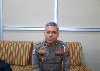 Kasubdit Gakkum Ditlantas Polda Jambi, Kompol Sandy Mutaqqin, saat memberikan keterangan kepada wartawan terkait meningkatnya kasus kecelakaan lalu lintas di Jambi sepanjang tahun 2025, Jumat (12/12/2025). (Dok: Alpin)