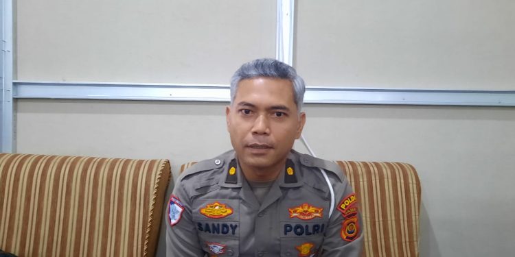 Kasubdit Gakkum Ditlantas Polda Jambi, Kompol Sandy Mutaqqin, saat memberikan keterangan kepada wartawan terkait meningkatnya kasus kecelakaan lalu lintas di Jambi sepanjang tahun 2025, Jumat (12/12/2025). (Dok: Alpin)