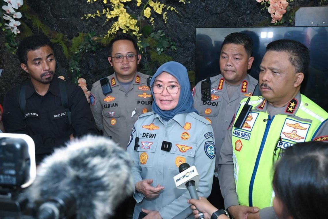Plt. Direktur Utama Jasa Raharja, Dewi Aryani Suzana, menyampaikan dukungan dalam survei kesiapan Operasi Lilin 2025 di Puncak, Bogor. (Dok: Humas Jasa Raharja)