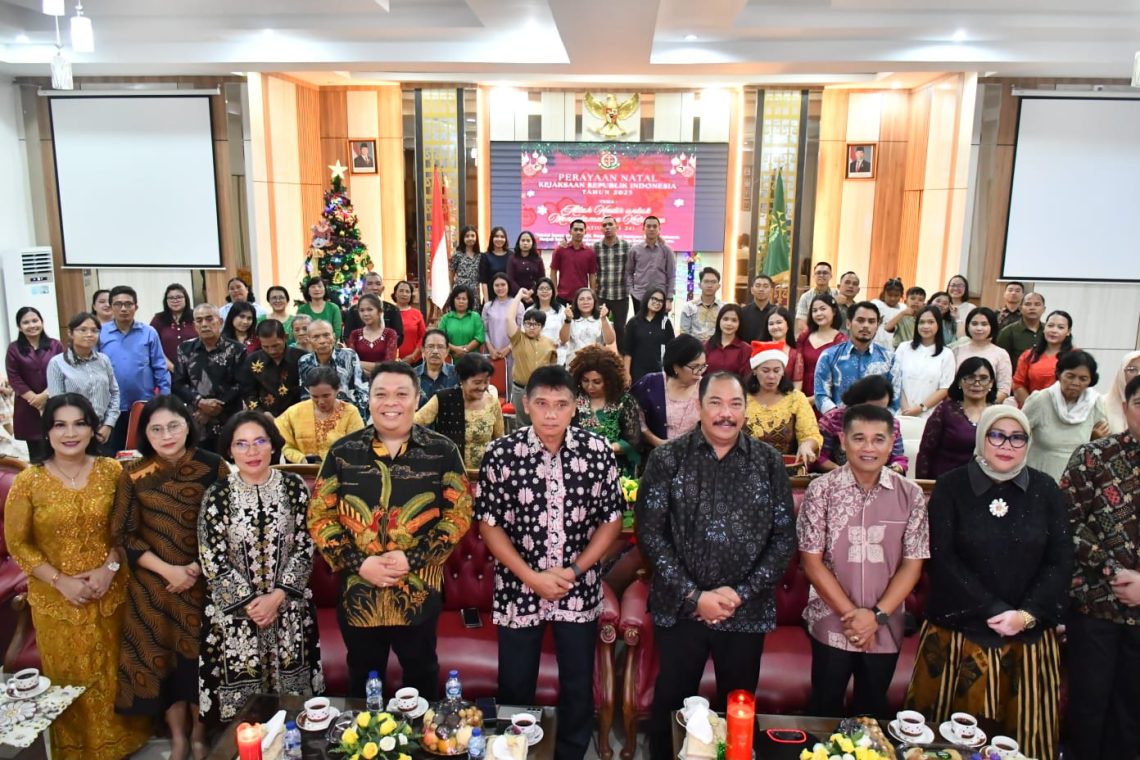 Jajaran Kejaksaan Tinggi Jambi mengikuti Perayaan Natal Warga Kejaksaan RI Tahun 2025 secara daring yang dipusatkan di Bandiklat Kejaksaan Agung RI, berlangsung khidmat dan penuh sukacita di Aula Lantai 4 Kejaksaan Tinggi Jambi, Kota Jambi. (Dok: Rudi)