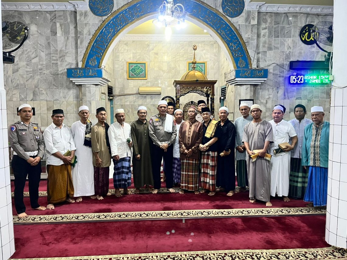 Personel Ditlantas Polda Jambi melaksanakan Sholat Subuh berjamaah dan berdialog dengan masyarakat dalam program “Polantas Menyapa dan Subuh Berkah” di Masjid An Nur, Kecamatan Jambi Timur. (Dok: Alpin)