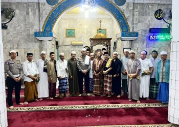Personel Ditlantas Polda Jambi melaksanakan Sholat Subuh berjamaah dan berdialog dengan masyarakat dalam program “Polantas Menyapa dan Subuh Berkah” di Masjid An Nur, Kecamatan Jambi Timur. (Dok: Alpin)