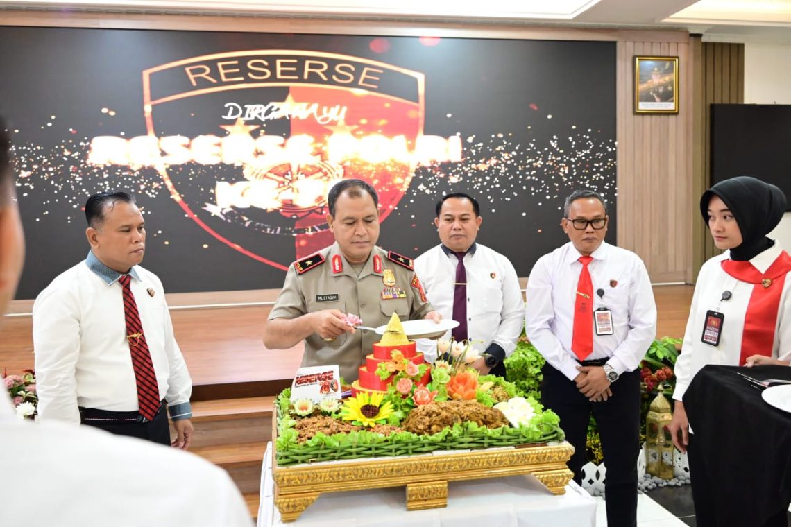 Wakapolda Jambi Brigjen Pol. M. Mustaqim membuka Rapat Kerja Teknis (Rakernis) Fungsi Reserse Tahun Anggaran 2025 di Gedung Siginjai Lantai 3 Polda Jambi, Senin (15/12/2025). (Dok: Alpin)