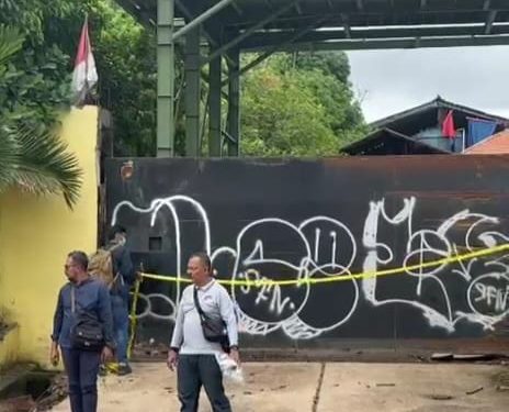gudang minyak ilegal milik PT KTA (Kerinci Toba Abadi) di kawasan Pal Merah, RT 10, Kota Jambi disegel polisi. (Dok: Istimewa)