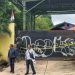 gudang minyak ilegal milik PT KTA (Kerinci Toba Abadi) di kawasan Pal Merah, RT 10, Kota Jambi disegel polisi. (Dok: Istimewa)