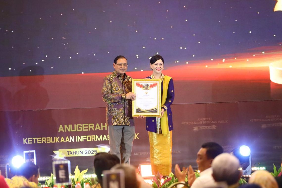 Ketua Komisi Informasi Pusat (KIP) Donny Yoesgiantoro memberikan penghargaan kepada Kepala Eksekutif Pengawas Perilaku Pelaku Usaha Jasa Keuangan, Edukasi dan Pelindungan Konsumen OJK Friderica Widyasari Dewi, Senin (15/12/2025) di Jakarta. (Dok: OJK)
