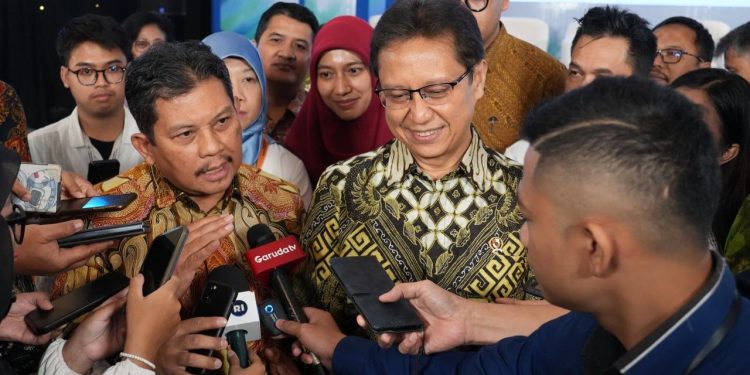 Menteri Koordinator dan pemangku kepentingan bidang kesehatan menyampaikan komitmen penguatan akses layanan kesehatan nasional pada peringatan World Universal Health Coverage (UHC) Day di Jakarta. (Dok: BPJS Kesehatan)