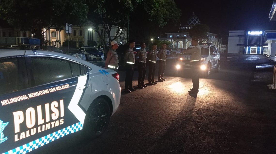 Personel Ditlantas Polda Jambi bersama jemaah melaksanakan sholat Subuh berjamaah dalam kegiatan “Polantas Menyapa dan Subuh Berkah” di Masjid Darul Hikmah, Kelurahan Talang Banjar, Kota Jambi, Rabu (17/12/2025). (Dok: Alpin)