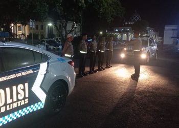Personel Ditlantas Polda Jambi bersama jemaah melaksanakan sholat Subuh berjamaah dalam kegiatan “Polantas Menyapa dan Subuh Berkah” di Masjid Darul Hikmah, Kelurahan Talang Banjar, Kota Jambi, Rabu (17/12/2025). (Dok: Alpin)