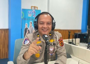 Kasubdit Kamsel Ditlantas Polda Jambi Kompol Dr. Novrizal, S.Sos., M.H. menjadi narasumber dalam program “Polantas Menyapa” di Pro II RRI Jambi terkait sosialisasi pembatasan angkutan barang selama periode Natal 2025 dan Tahun Baru 2026.