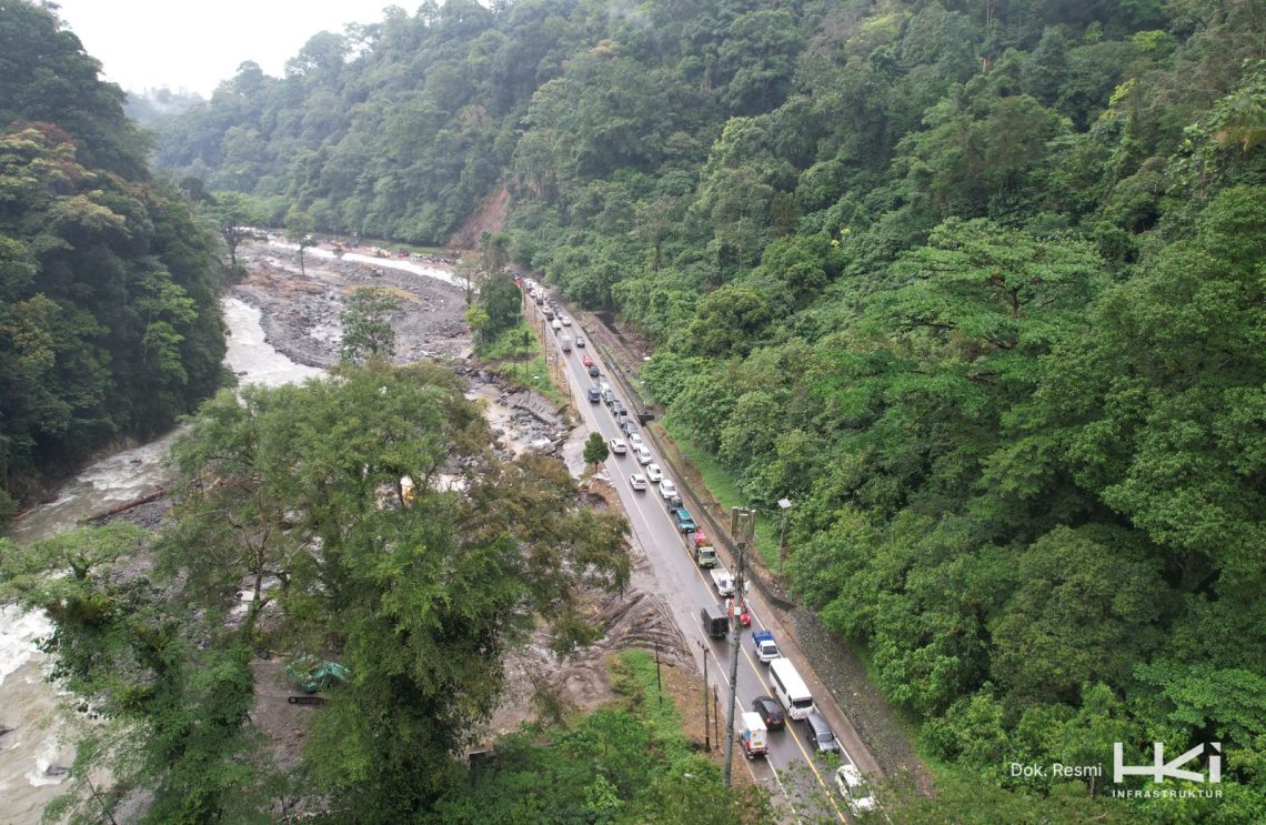 Petugas HKI bersama unsur kepolisian dan pemerintah daerah melakukan uji coba open traffic kendaraan roda empat di ruas Padang Panjang–Sicincin via Lembah Anai, Sumatra Barat, Selasa (16/12/2025). (Dok: Hutama Karya)