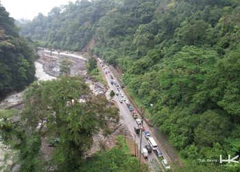 Petugas HKI bersama unsur kepolisian dan pemerintah daerah melakukan uji coba open traffic kendaraan roda empat di ruas Padang Panjang–Sicincin via Lembah Anai, Sumatra Barat, Selasa (16/12/2025). (Dok: Hutama Karya)