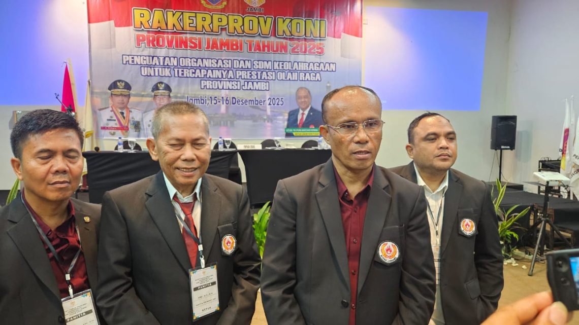 Ketua Umum KONI Provinsi Jambi AKBP Mat Sanusi memimpin Rapat Kerja Provinsi (Rakerprov) KONI Jambi yang memutuskan penundaan Porprov Jambi ke-24 menjadi tahun 2027 di Kota Jambi, Selasa (16/12/2025). (Dok: Rahmat)