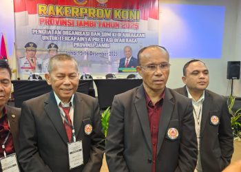 Ketua Umum KONI Provinsi Jambi AKBP Mat Sanusi memimpin Rapat Kerja Provinsi (Rakerprov) KONI Jambi yang memutuskan penundaan Porprov Jambi ke-24 menjadi tahun 2027 di Kota Jambi, Selasa (16/12/2025). (Dok: Rahmat)