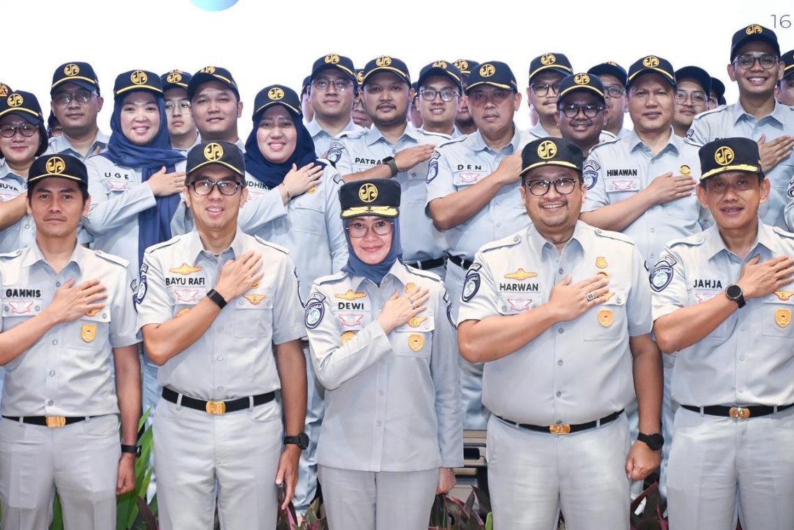 Plt. Direktur Utama Jasa Raharja Dewi Aryani Suzana memberikan arahan saat Apel Pengamanan Natal 2025 dan Tahun Baru 2026 di Kantor Pusat Jasa Raharja, Jakarta, Selasa (16/12/2025).(Dok. Humas JR)