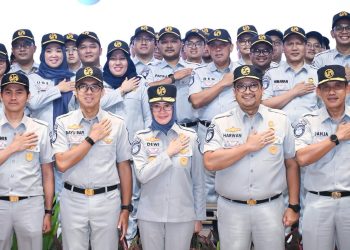 Plt. Direktur Utama Jasa Raharja Dewi Aryani Suzana memberikan arahan saat Apel Pengamanan Natal 2025 dan Tahun Baru 2026 di Kantor Pusat Jasa Raharja, Jakarta, Selasa (16/12/2025).(Dok. Humas JR)