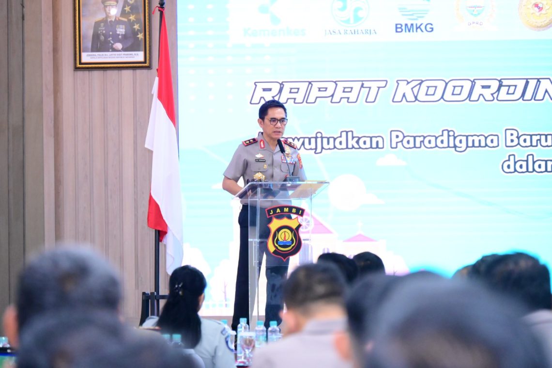 Kapolda Jambi Irjen Pol. Krisno H. Siregar memimpin Rapat Koordinasi Lintas Sektoral pengamanan Natal 2025 dan Tahun Baru 2026 di Aula Gedung Siginjai Polda Jambi, Rabu (17/12/2025).