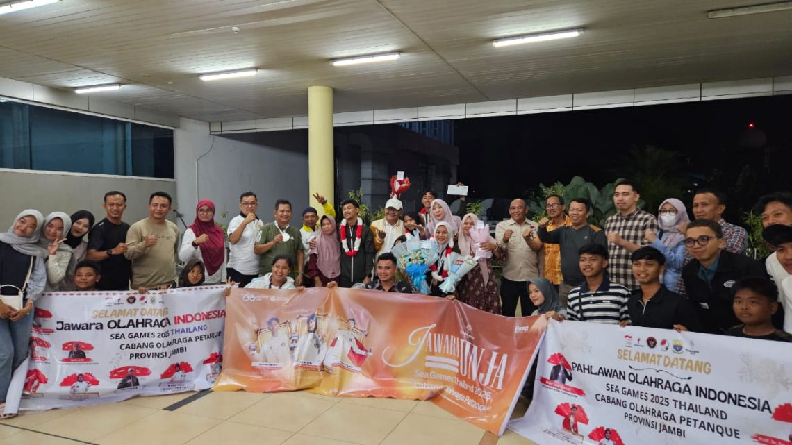 Pengurus FOPI Jambi bersama Wakil Rektor Universitas Jambi Fauzi Syam menyambut kepulangan empat atlet pétanque Jambi peraih medali SEA Games 2025 Thailand di Bandara Sultan Thaha Jambi. (Dok: Rahmat)
