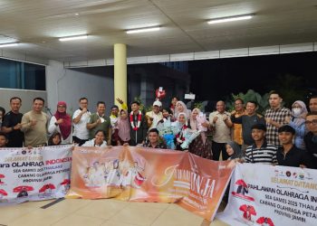 Pengurus FOPI Jambi bersama Wakil Rektor Universitas Jambi Fauzi Syam menyambut kepulangan empat atlet pétanque Jambi peraih medali SEA Games 2025 Thailand di Bandara Sultan Thaha Jambi. (Dok: Rahmat)