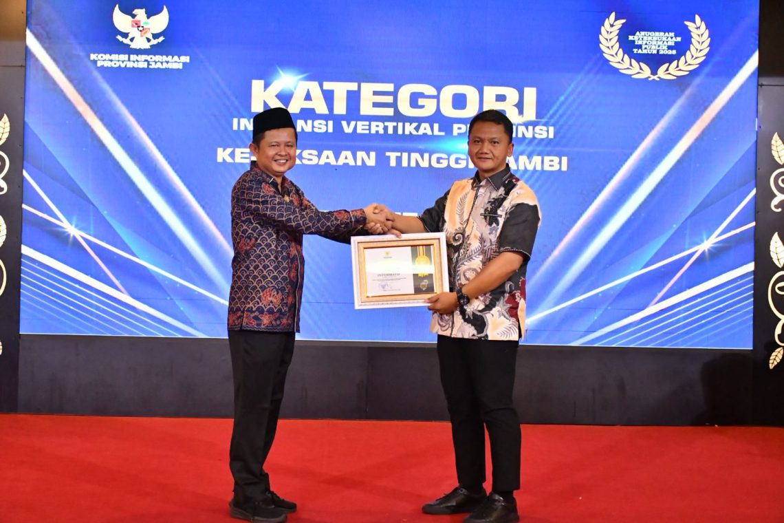 Koordinator Bidang Intelijen Kejati Jambi Dede Muhammed Yasin menerima penghargaan predikat Informatif pada Penganugerahan Keterbukaan Informasi Badan Publik Se-Provinsi Jambi Tahun 2025 di Rumah Dinas Gubernur Jambi, Selasa (17/12/2025). (Dok: Rudi)