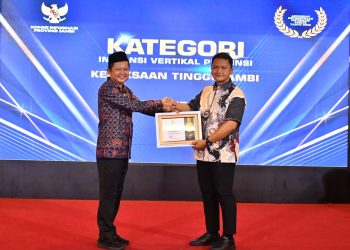 Koordinator Bidang Intelijen Kejati Jambi Dede Muhammed Yasin menerima penghargaan predikat Informatif pada Penganugerahan Keterbukaan Informasi Badan Publik Se-Provinsi Jambi Tahun 2025 di Rumah Dinas Gubernur Jambi, Selasa (17/12/2025). (Dok: Rudi)