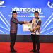 Koordinator Bidang Intelijen Kejati Jambi Dede Muhammed Yasin menerima penghargaan predikat Informatif pada Penganugerahan Keterbukaan Informasi Badan Publik Se-Provinsi Jambi Tahun 2025 di Rumah Dinas Gubernur Jambi, Selasa (17/12/2025). (Dok: Rudi)
