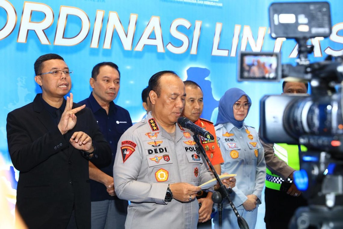 Wakapolri Komjen Pol. Dedy Prasetyo menyampaikan Kesiapan Natal 2025 dan Tahun Baru 2026 di Gedung STIK-PTIK Polri, Jakarta, Senin (15/12/2025),(Dok. Humas JR)