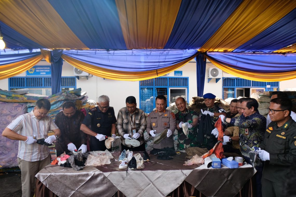 Petugas Bea Cukai Jambi memusnahkan jutaan batang rokok ilegal dan barang konsumsi hasil penindakan di halaman belakang Kantor Bea Cukai Jambi, Kamis (18/12/2025). (Dok: Alpin)
