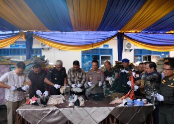 Petugas Bea Cukai Jambi memusnahkan jutaan batang rokok ilegal dan barang konsumsi hasil penindakan di halaman belakang Kantor Bea Cukai Jambi, Kamis (18/12/2025). (Dok: Alpin)
