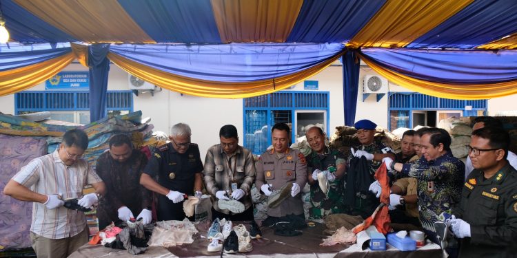 Petugas Bea Cukai Jambi memusnahkan jutaan batang rokok ilegal dan barang konsumsi hasil penindakan di halaman belakang Kantor Bea Cukai Jambi, Kamis (18/12/2025). (Dok: Alpin)