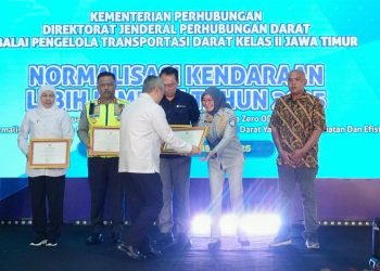 Plt. Direktur Utama Jasa Raharja, Dewi Aryani Suzana (kedua dari kanan), menerima penghargaan dari Menteri Perhubungan pada kegiatan Sosialisasi dan Normalisasi Kendaraan ODOL 2025 di Gedung Tani Puspo Agro, Sidoarjo, Selasa (16/12/2025). (Dok. Humas JR)