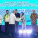 Plt. Direktur Utama Jasa Raharja, Dewi Aryani Suzana (kedua dari kanan), menerima penghargaan dari Menteri Perhubungan pada kegiatan Sosialisasi dan Normalisasi Kendaraan ODOL 2025 di Gedung Tani Puspo Agro, Sidoarjo, Selasa (16/12/2025). (Dok. Humas JR)