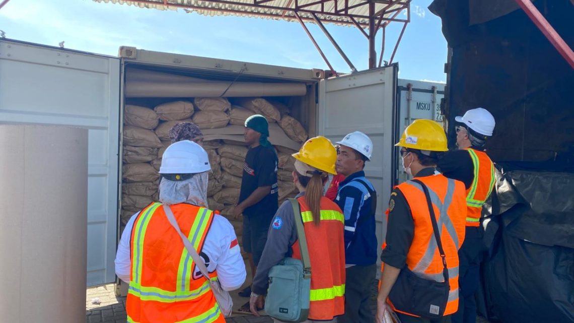 Petugas Karantina Jambi melakukan pemeriksaan dan pelepasan ekspor bubuk kulit kayu manis asal Kerinci menuju Belanda melalui Pelabuhan Talang Duku, Jambi, Minggu (21/12/2025). (Dok: Rudi)