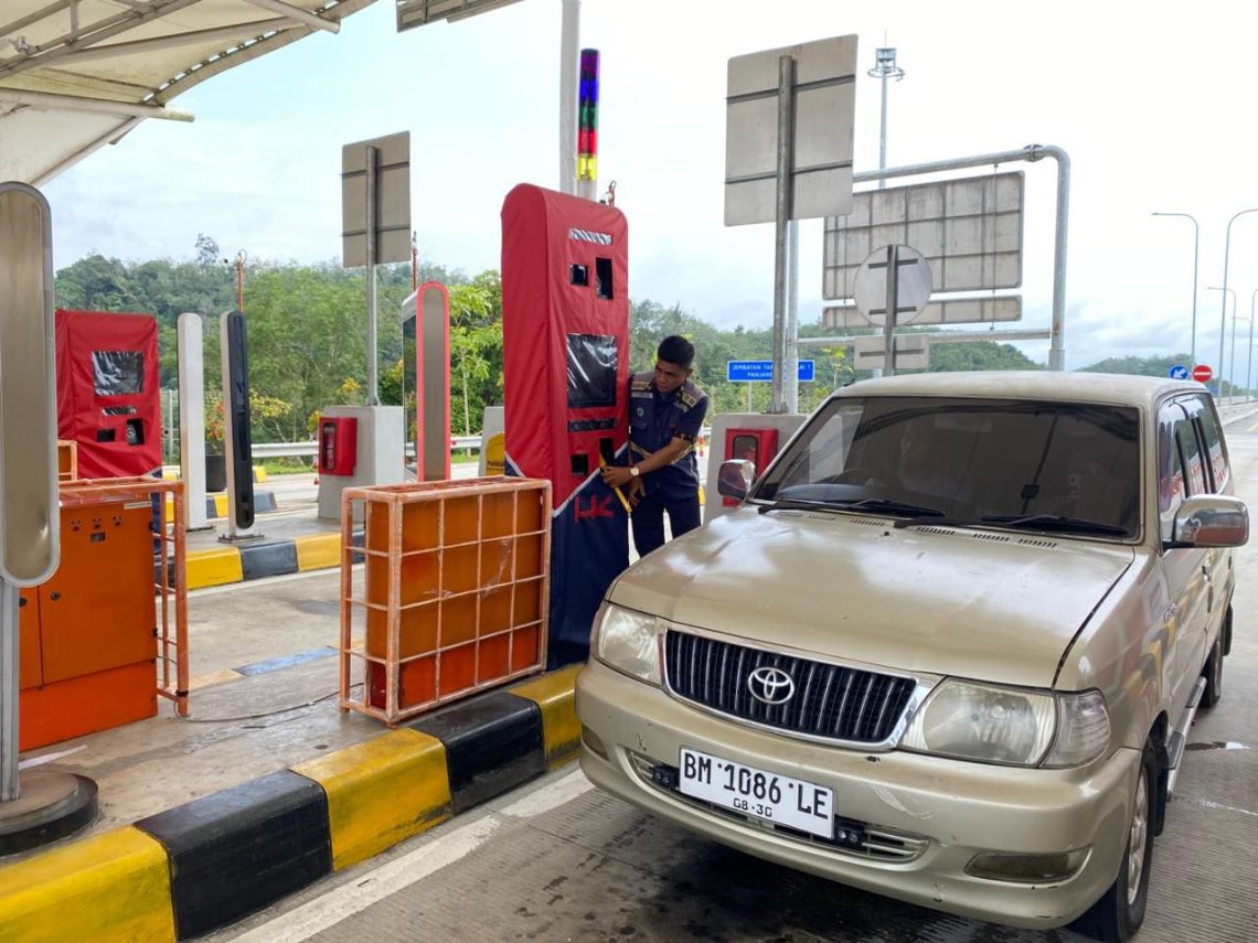 Aktivitas kendaraan melintas di salah satu ruas Jalan Tol Trans Sumatera saat Libur Natal 2025 dan Tahun Baru 2026. PT Hutama Karya (Persero) mencatat peningkatan trafik hingga 37,69 persen. (Dok: hutama Karya)